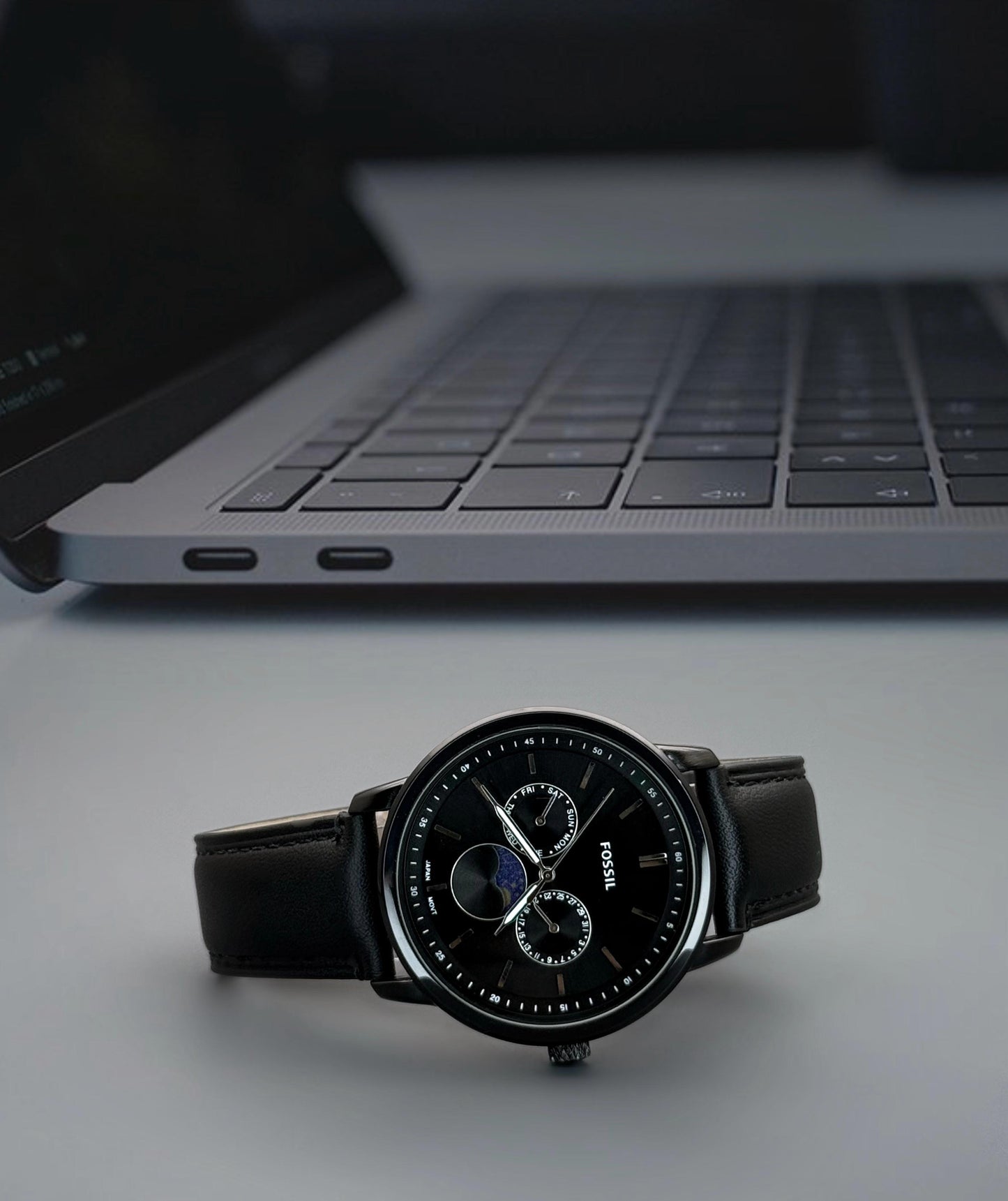 This stylish watch features a minimalist round dial that exudes sophistication and timeless elegance