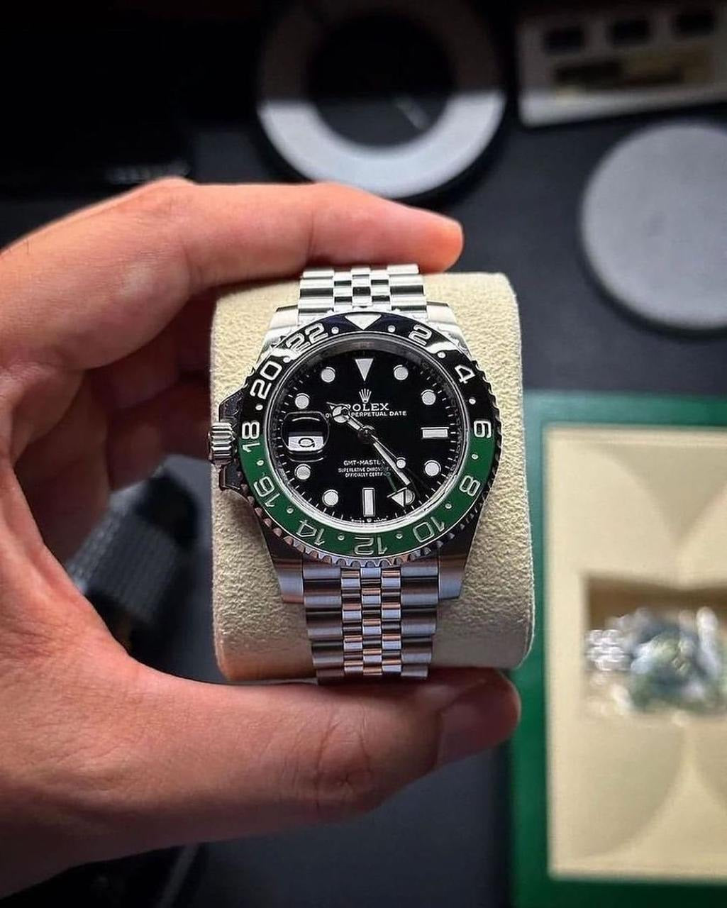 Ceramic Bezel & Steel Bracelet Elevate your style with this premium GMT watch