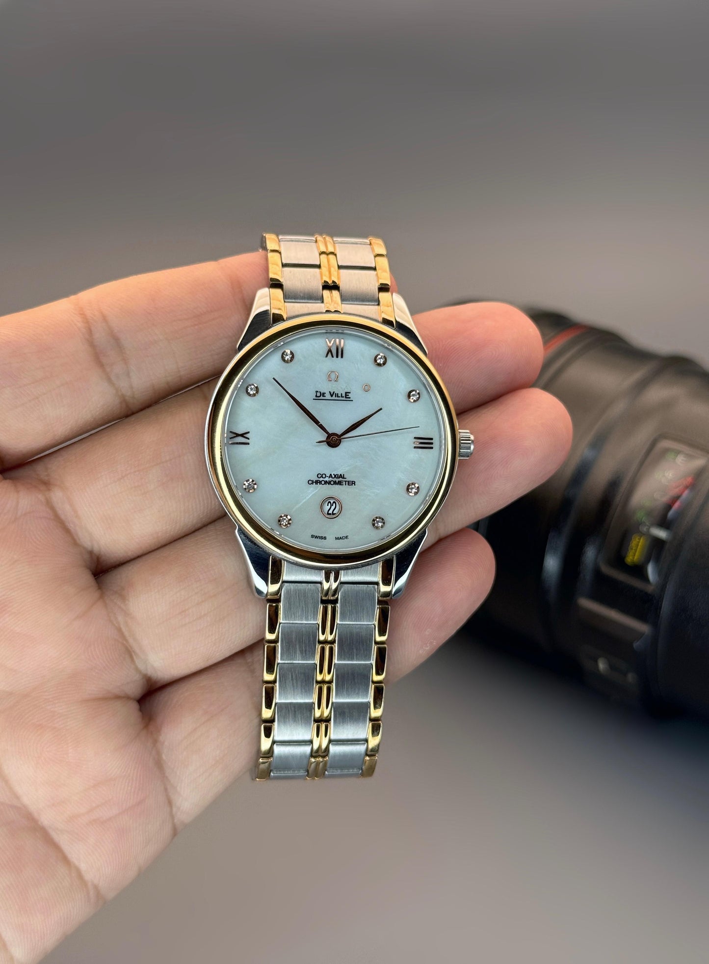 your style with this sophisticated men's watch