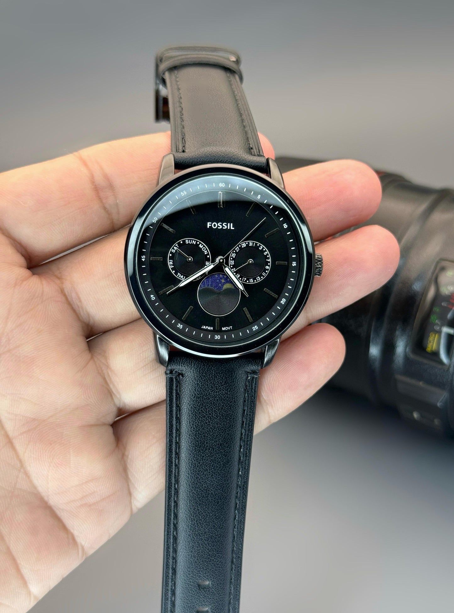 This stylish watch features a minimalist round dial that exudes sophistication and timeless elegance