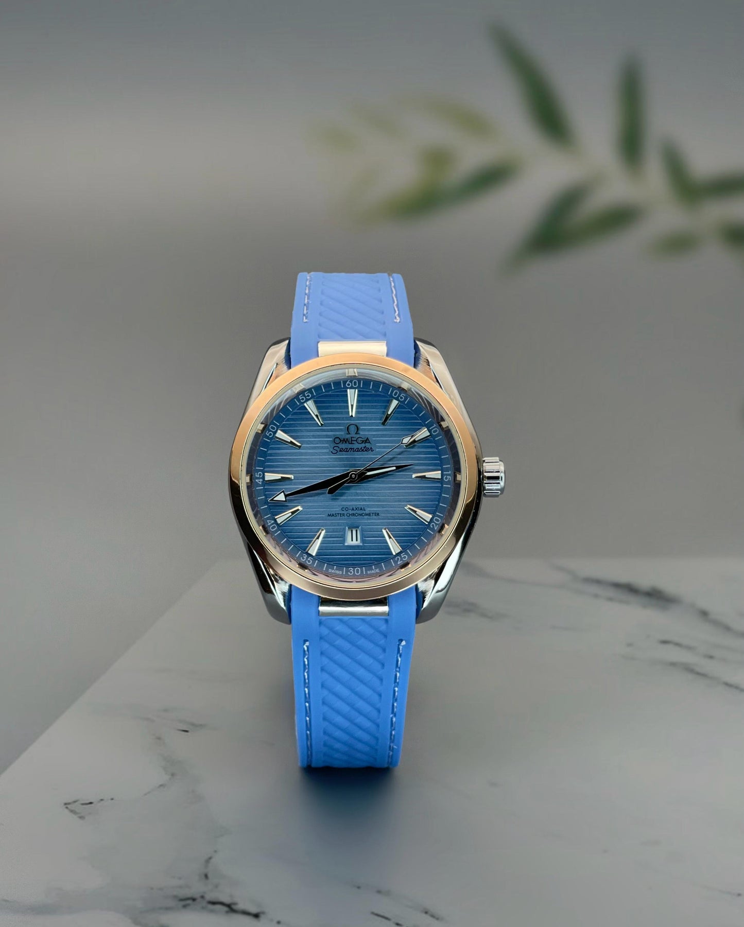 This stylish watch features a sleek design and high-quality