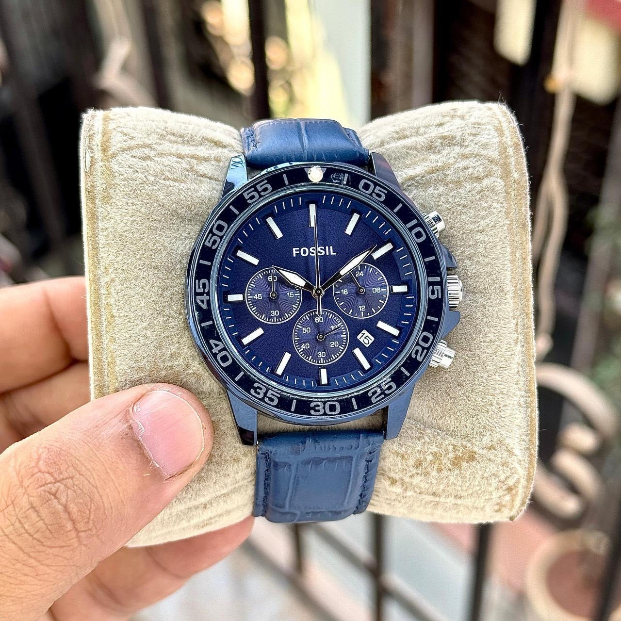 your style with this striking timepiece that seamlessly blends sporty flair with sophisticated elegance