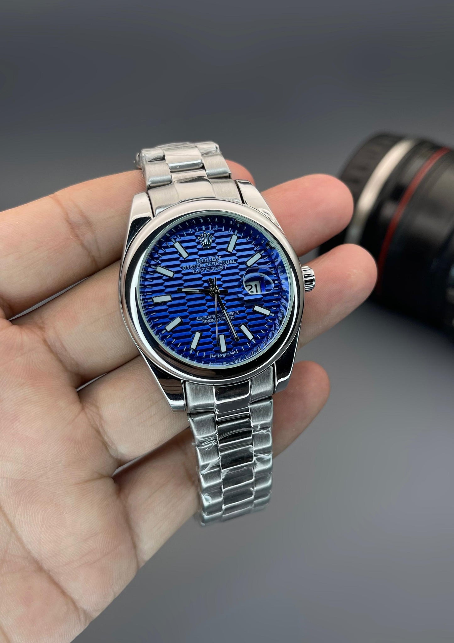 Oyster Date Men’s Watch with Blue Dial: Key Features at a Glance