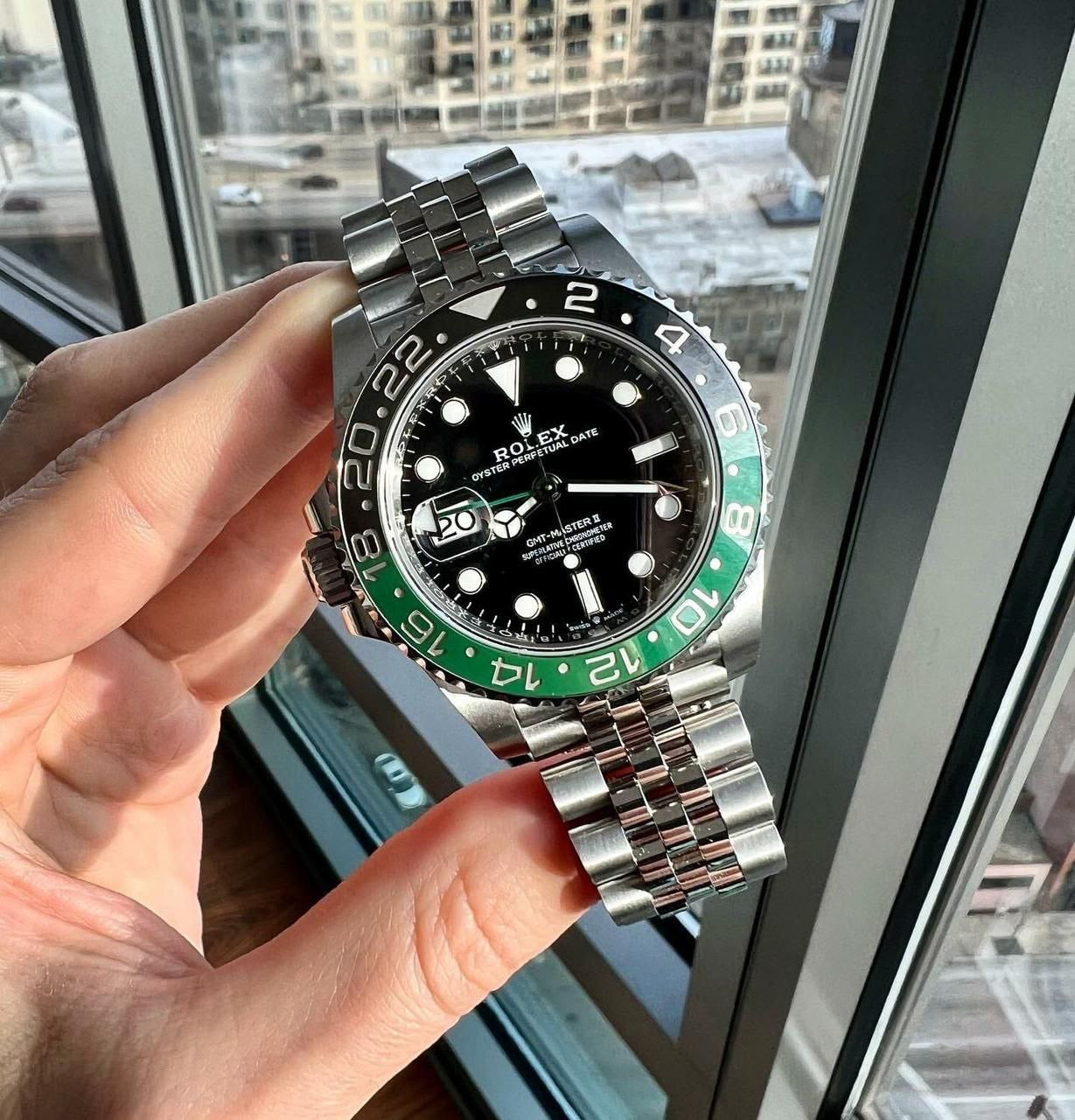 Ceramic Bezel & Steel Bracelet Elevate your style with this premium GMT watch