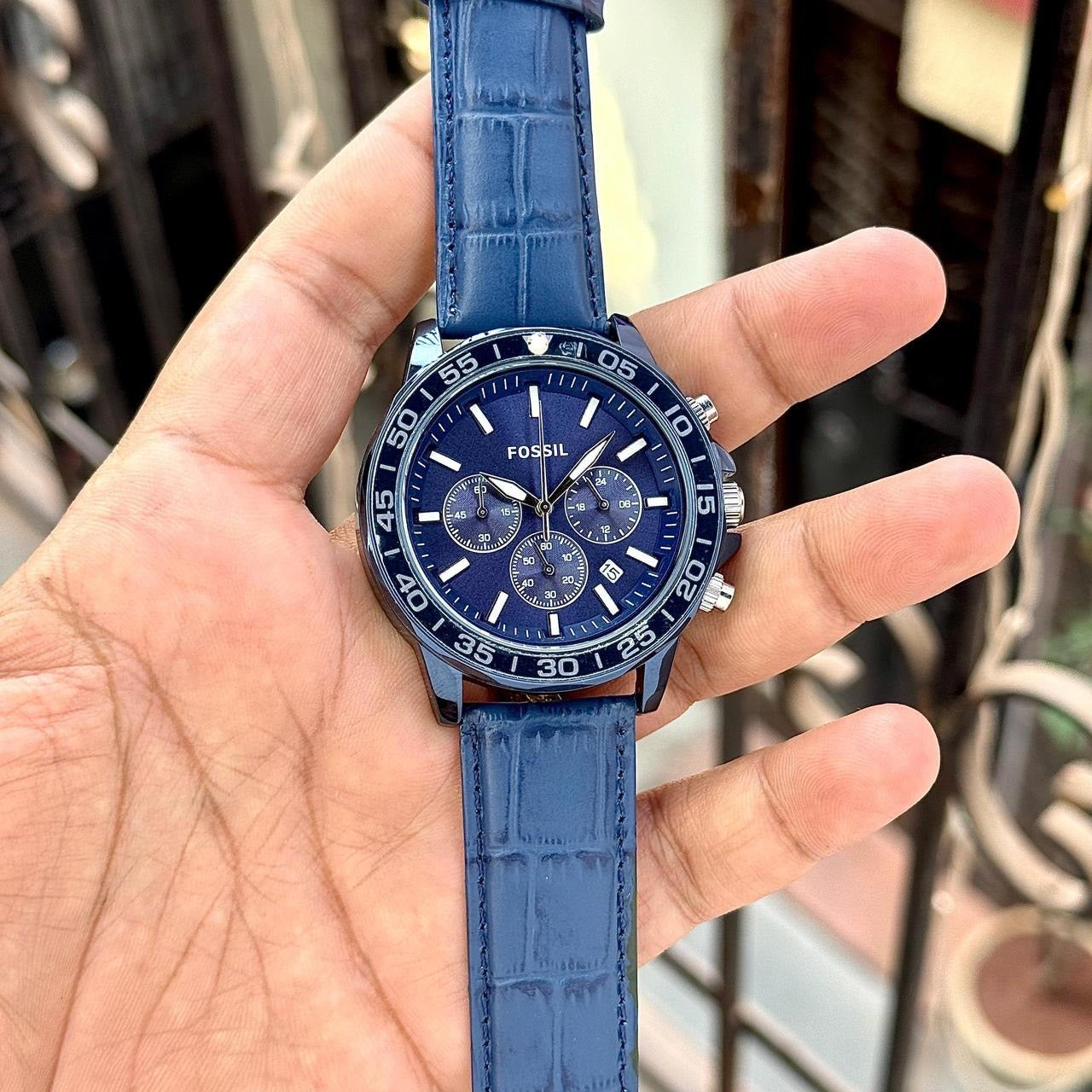 your style with this striking timepiece that seamlessly blends sporty flair with sophisticated elegance