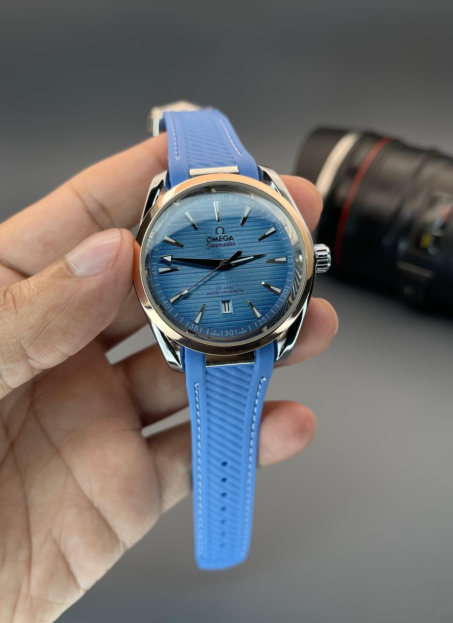 This stylish watch features a sleek design and high-quality