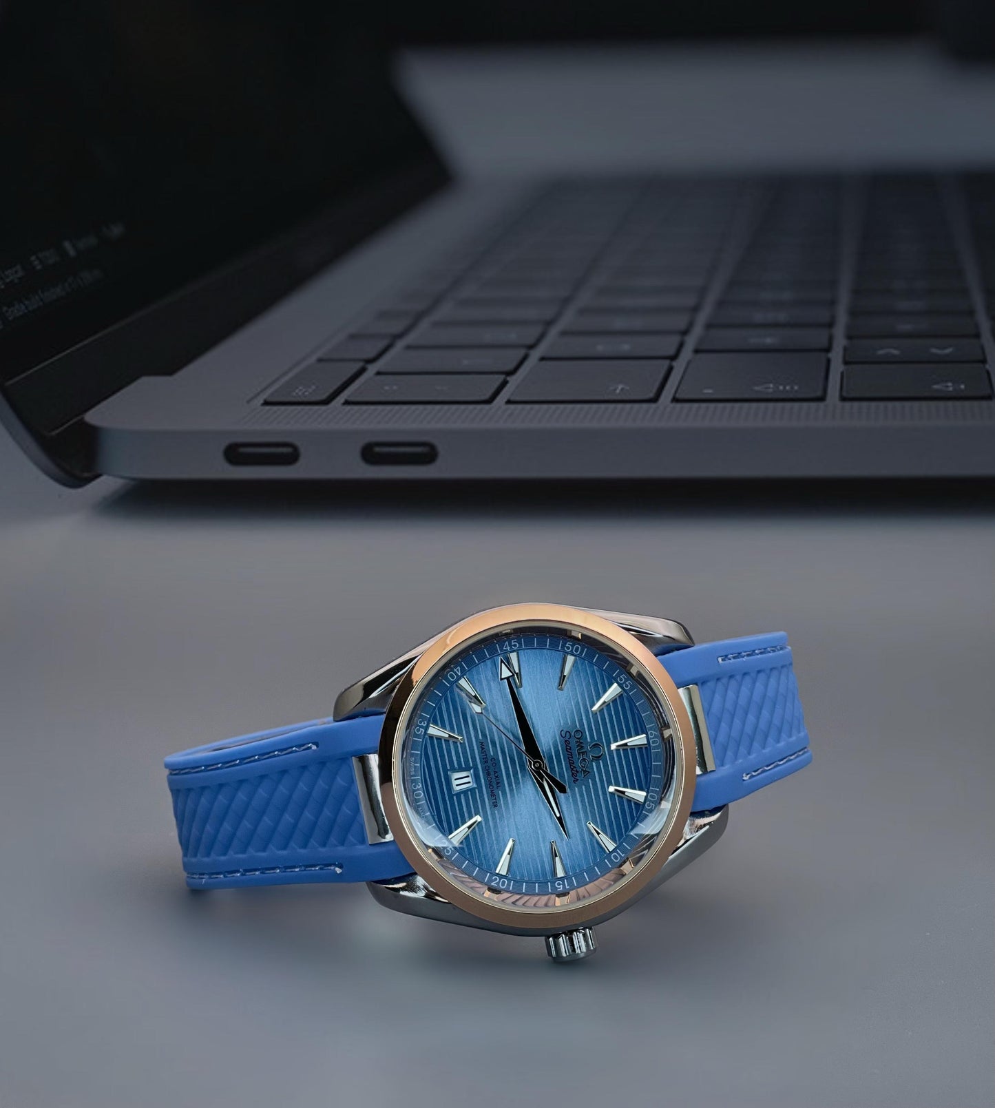 This stylish watch features a sleek design and high-quality