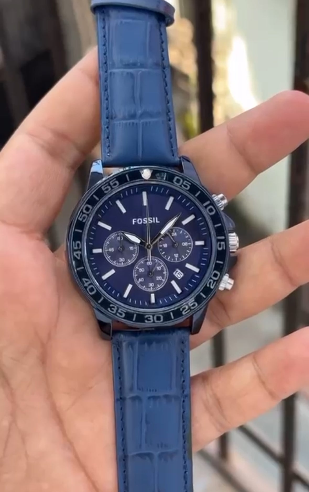 your style with this striking timepiece that seamlessly blends sporty flair with sophisticated elegance