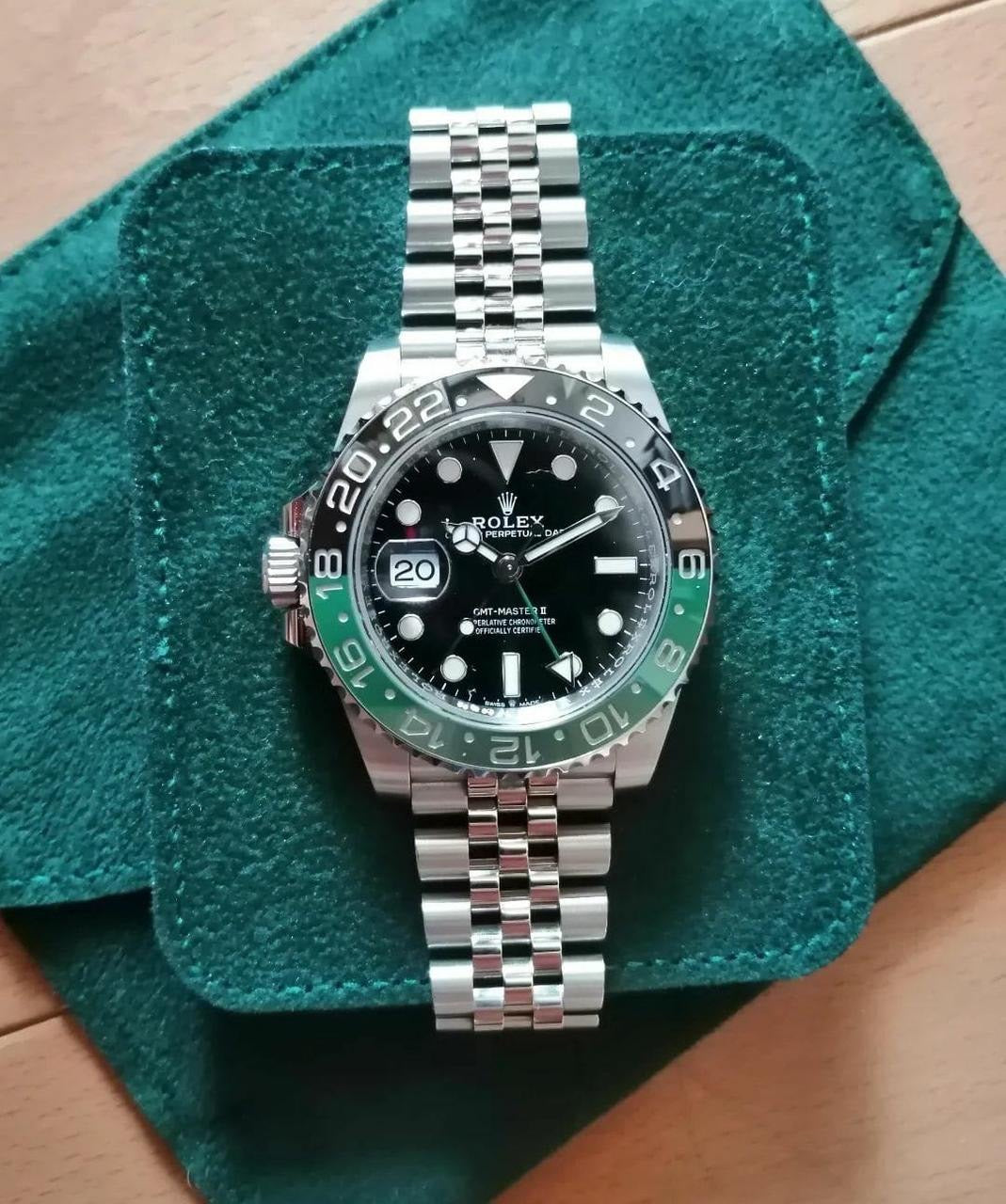 Ceramic Bezel & Steel Bracelet Elevate your style with this premium GMT watch