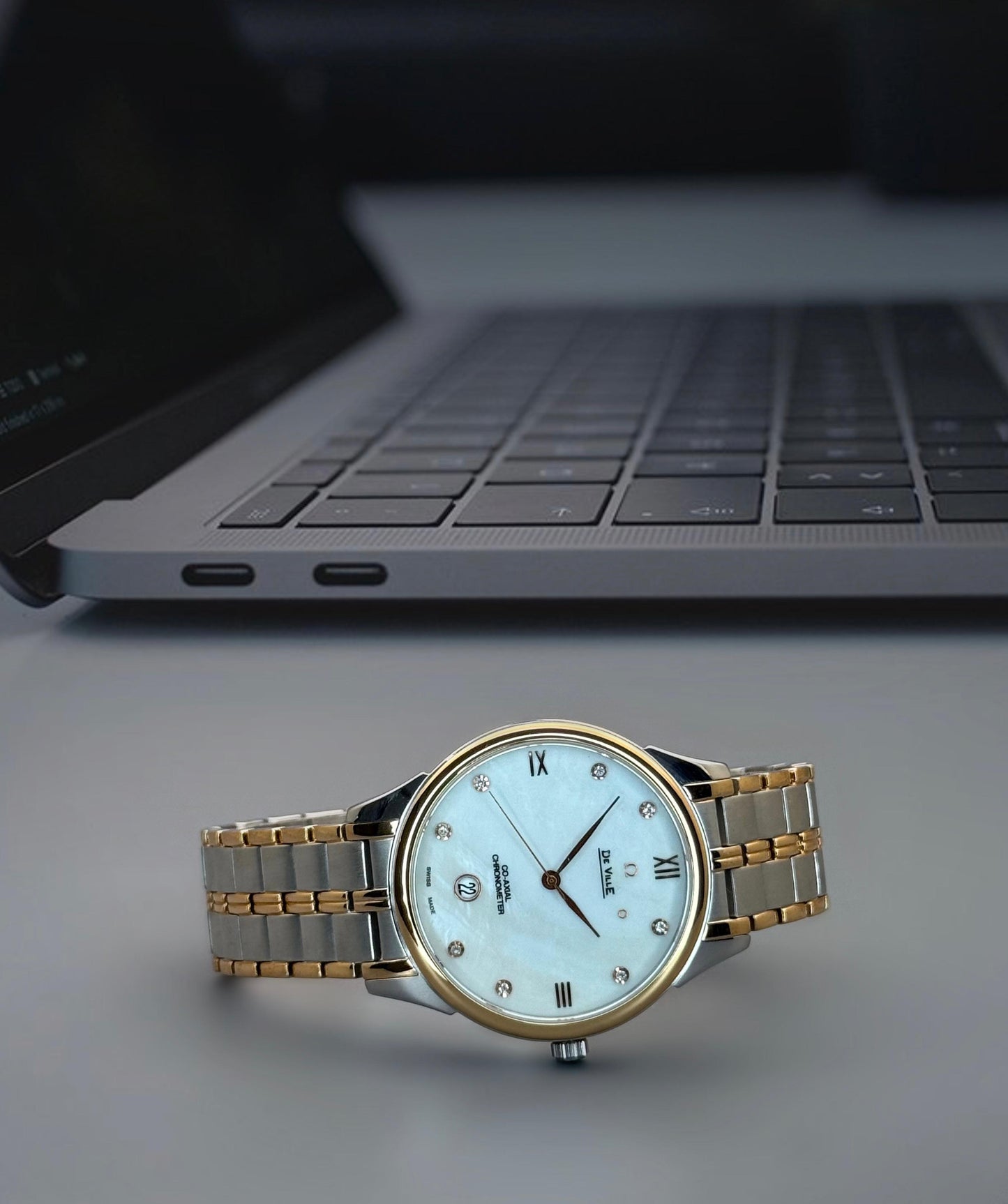 your style with this sophisticated men's watch