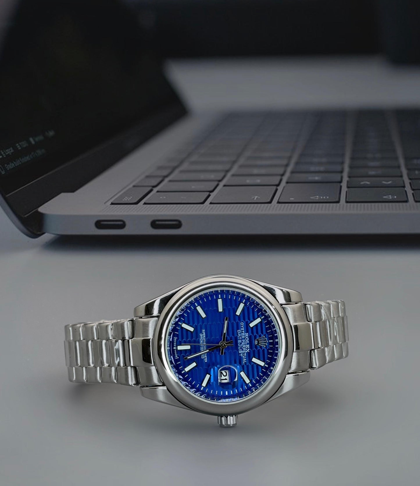 Oyster Date Men’s Watch with Blue Dial: Key Features at a Glance