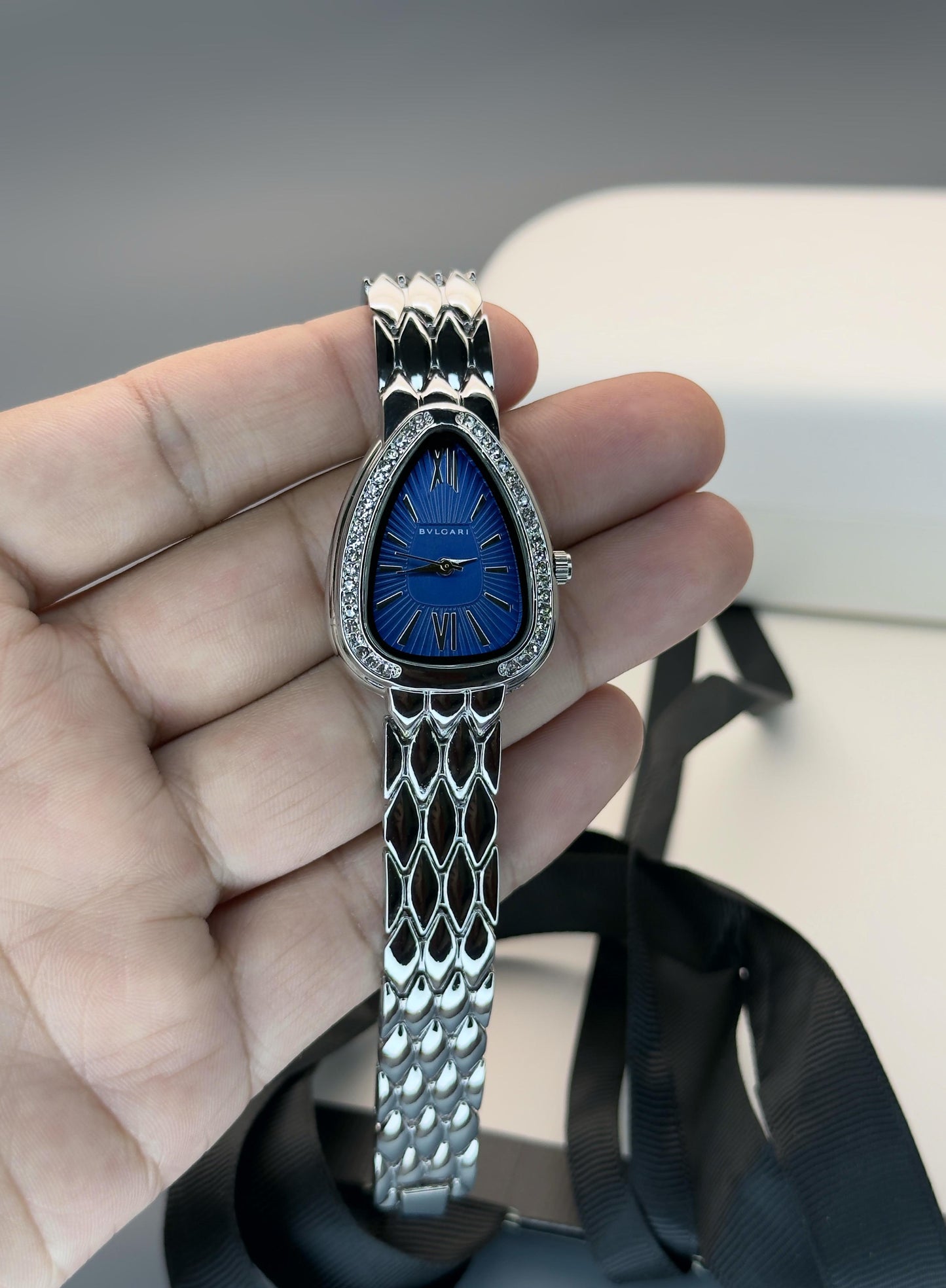 Elegant Oval Dial and Quartz movement Ladies Watch