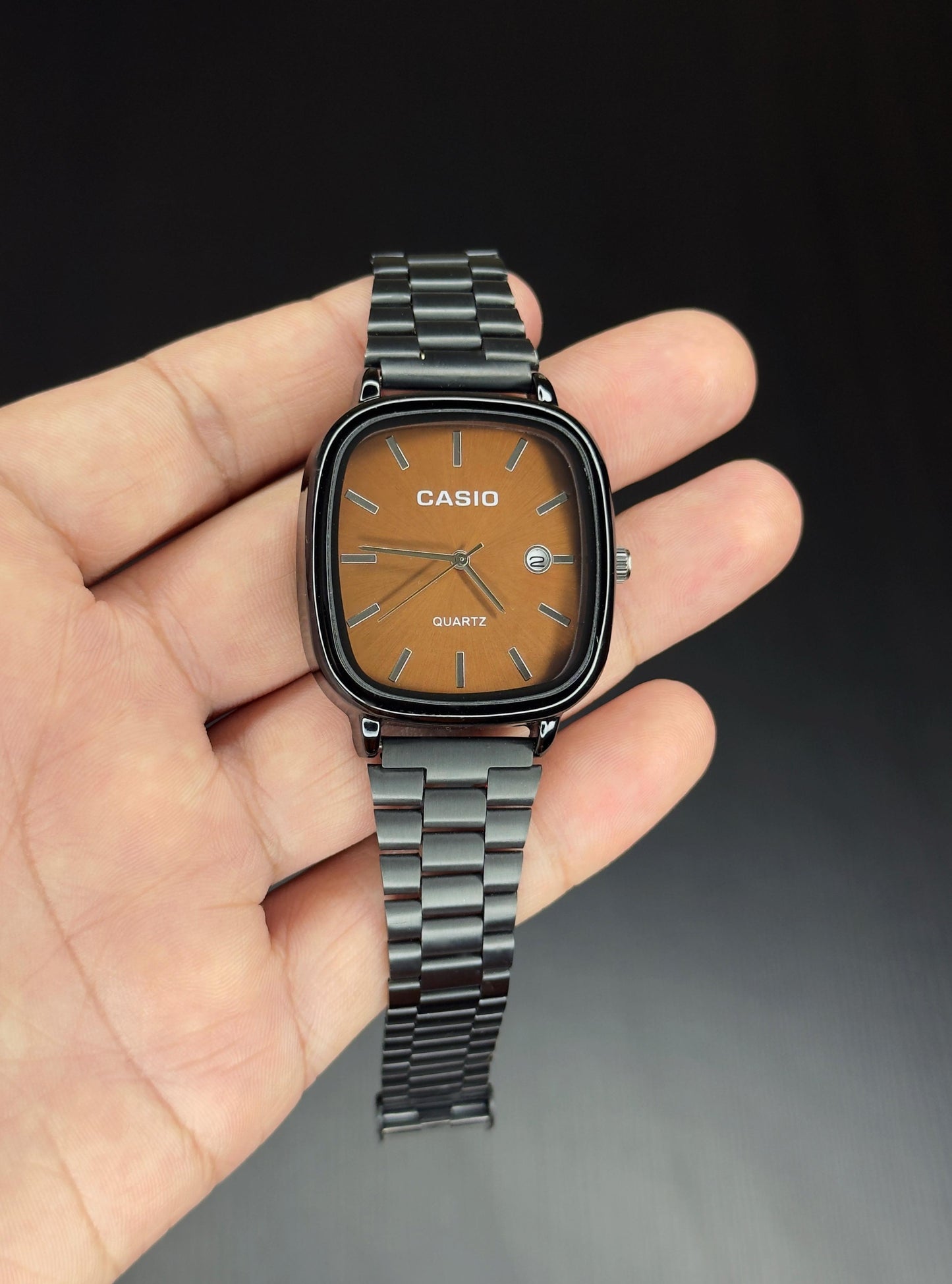 Elevate your style with this sleek and sophisticated watch