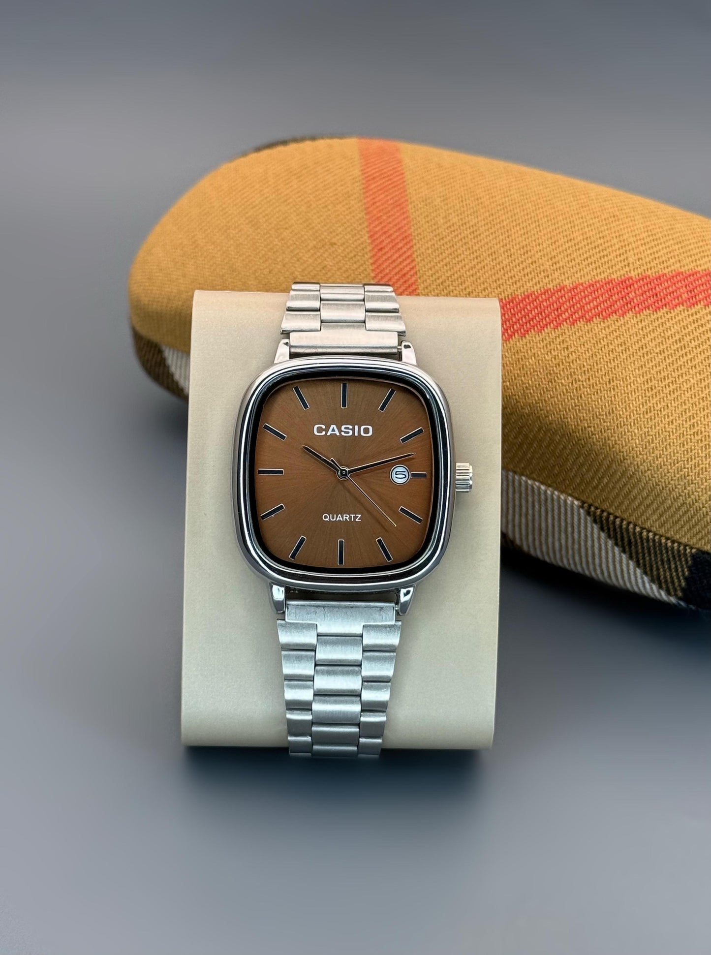 Elevate your style with this sleek and sophisticated watch