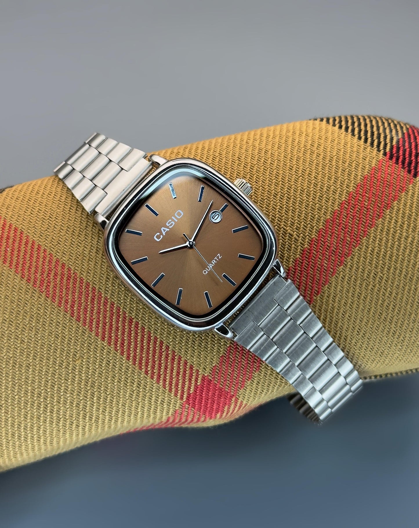 Elevate your style with this sleek and sophisticated watch