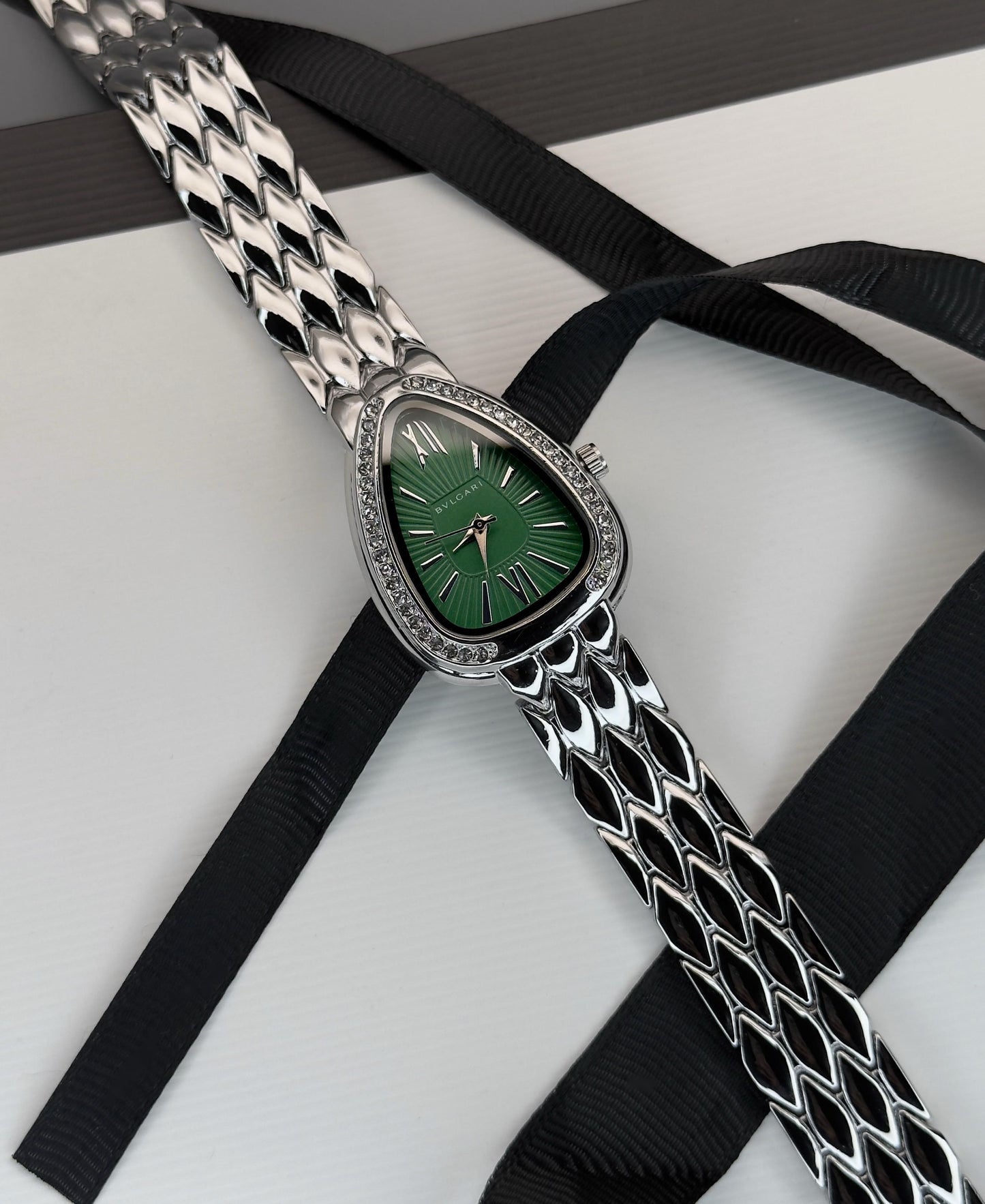 Elegant Oval Dial and Quartz movement Ladies Watch