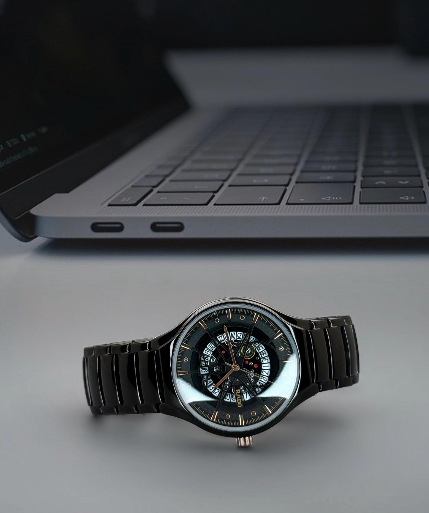 Stylish Round Quartz movement Dial Watch