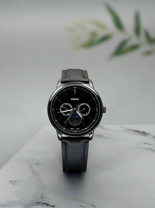 This stylish watch features a minimalist round dial that exudes sophistication and timeless elegance