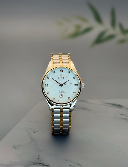 your style with this sophisticated men's watch