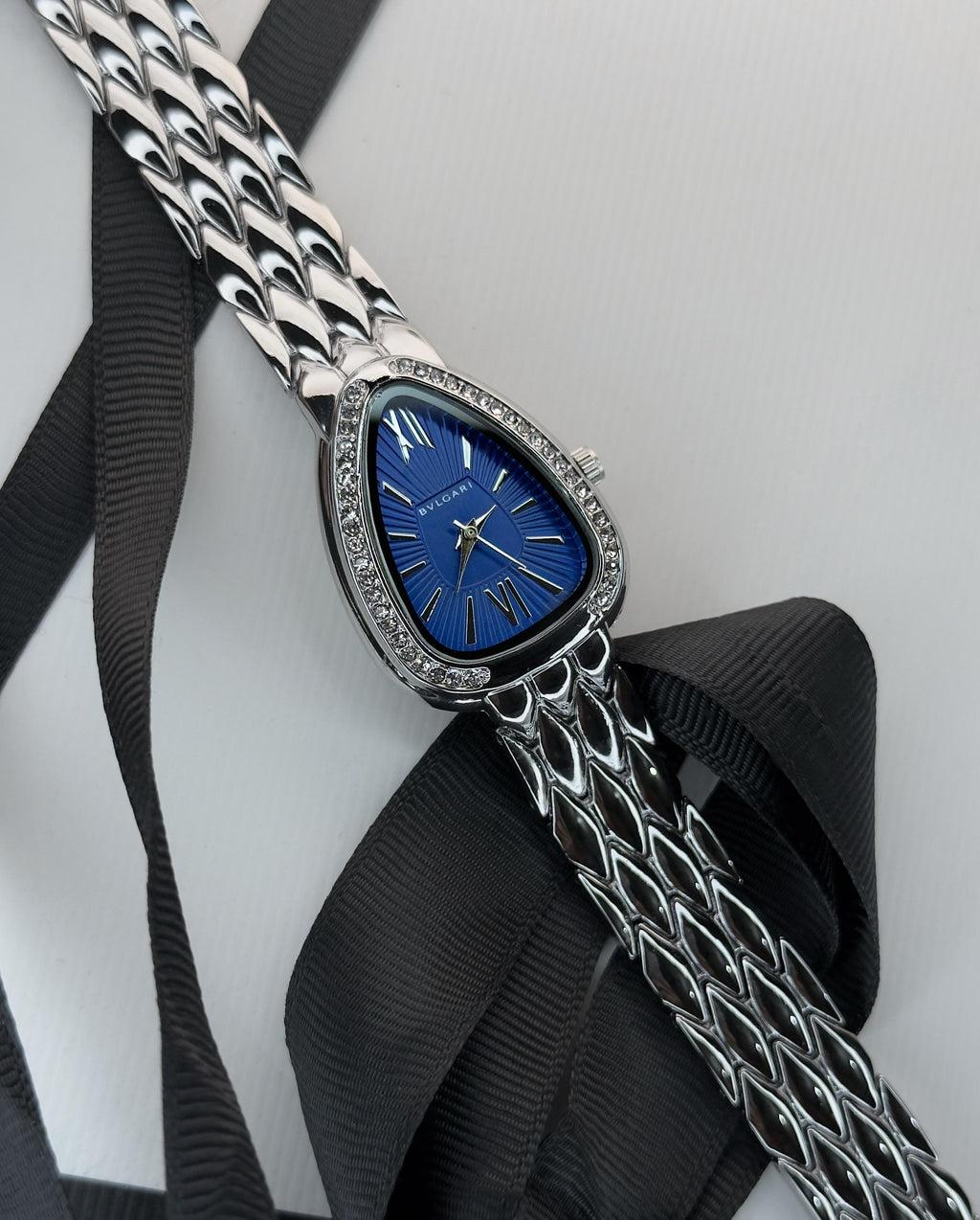 Elegant Oval Dial and Quartz movement Ladies Watch