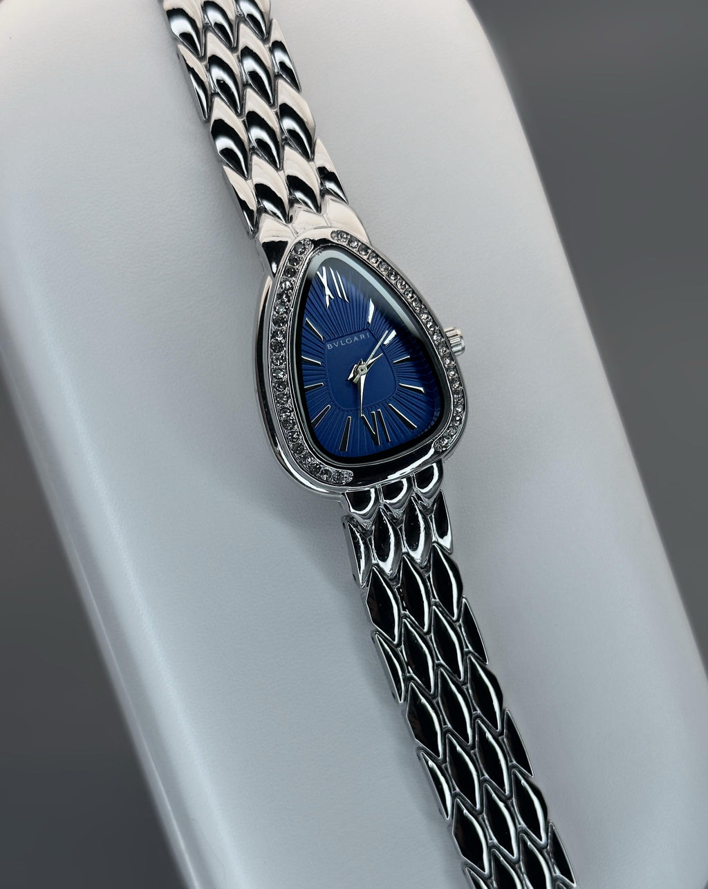 Elegant Oval Dial and Quartz movement Ladies Watch