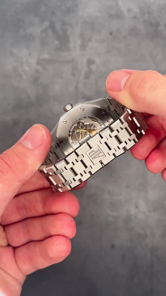 Luxury Timepiece - Iconic Design