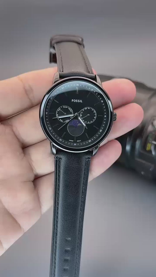 This stylish watch features a minimalist round dial that exudes sophistication and timeless elegance